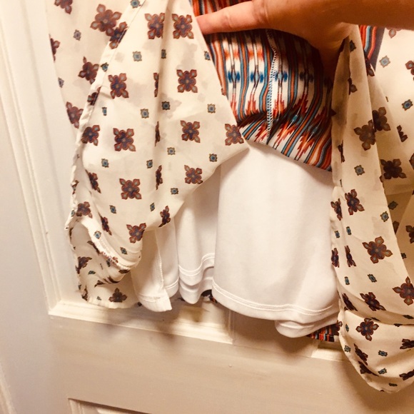 Soulmates SZ M Blouse with shoulders showing. 👚💋 - Picture 7 of 7